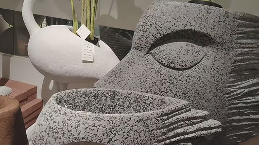 وعاء من الألياف الزجاجية على شكل وجه إنسان